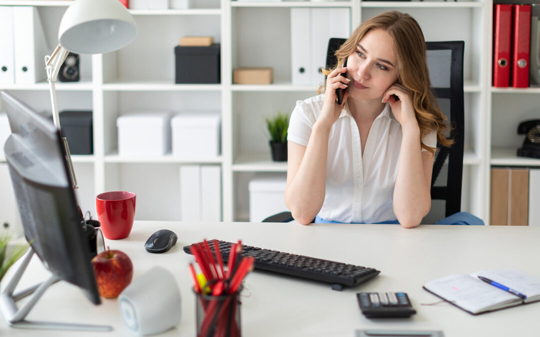 Sigue estos seis consejos para hacer mejores videollamadas mientras trabajas en casa